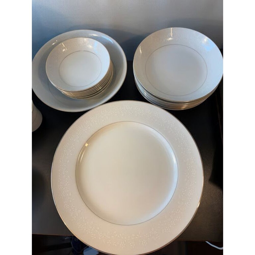 Mikasa Florencia 3633 China Service for 8 50 Piece Ivory White Gold Rim